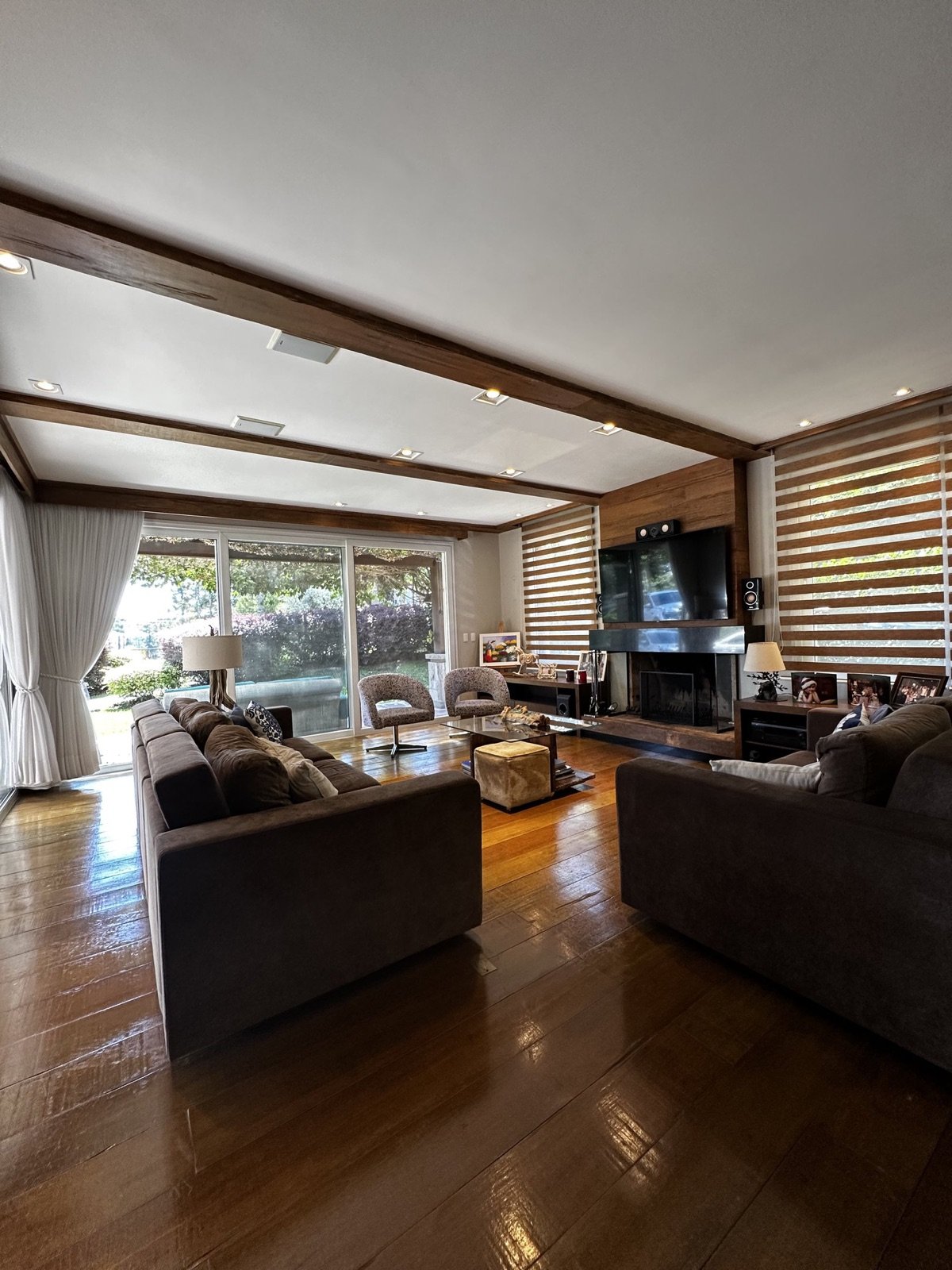 Sala de estar da casa no Condomínio Aspen Mountain, com vigas de madeira