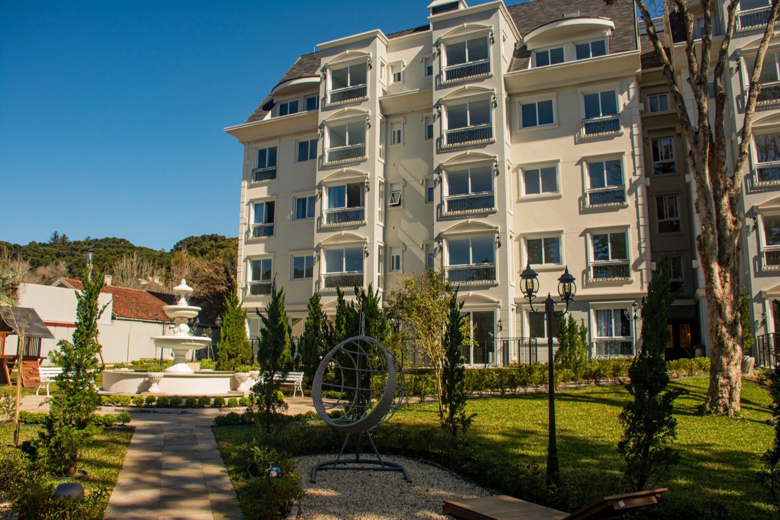 Fachada do Chateau Blanc em Gramado, com jardim e fonte